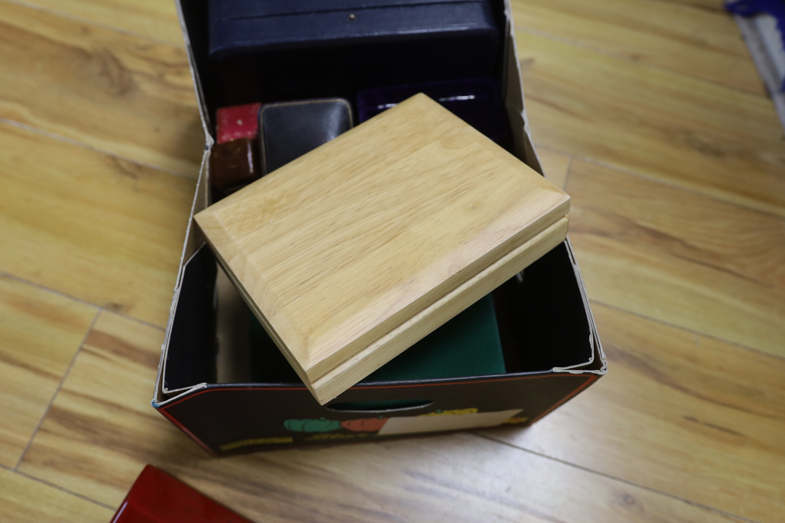 A quantity of assorted jewellery boxes.